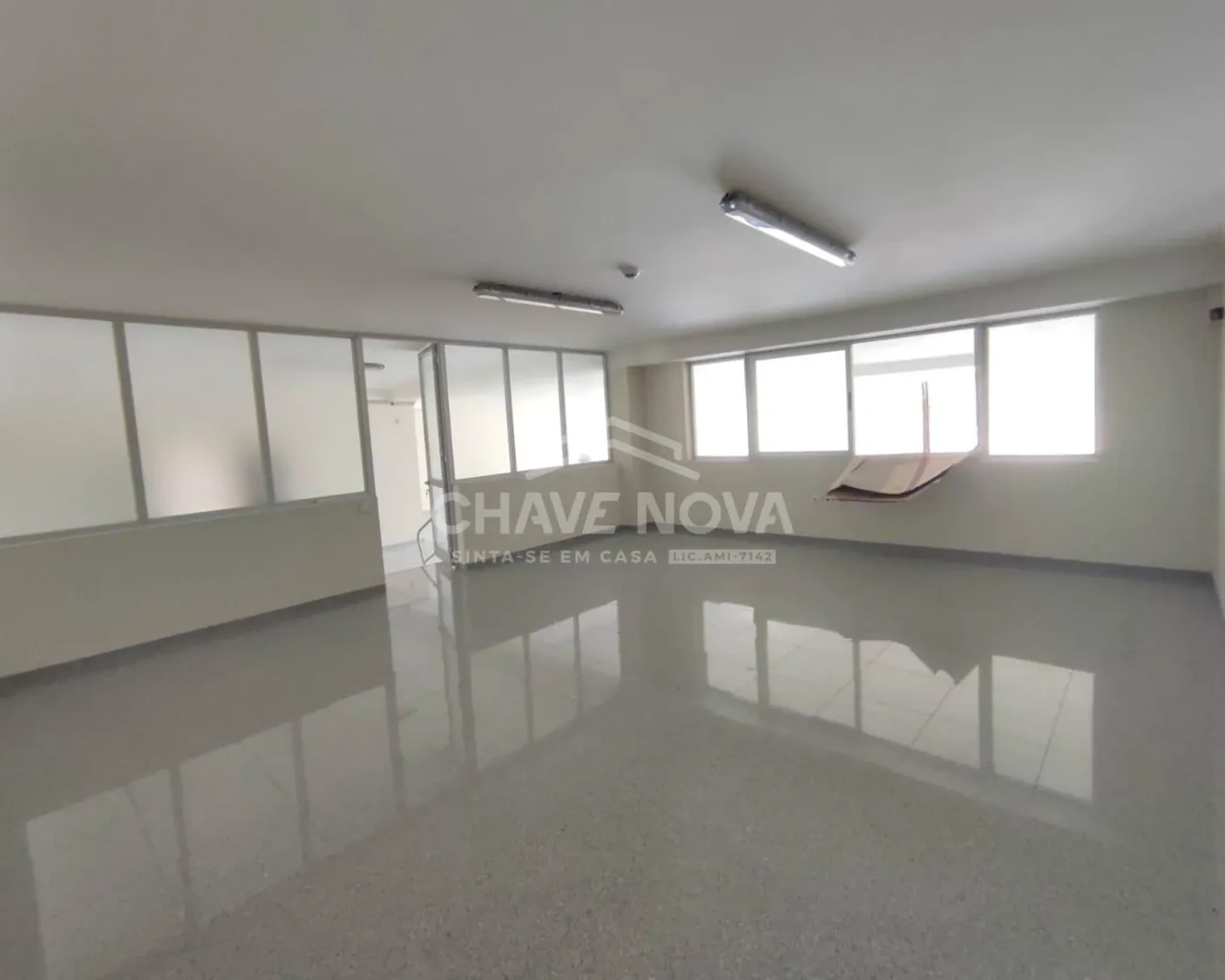 PRT/01466 Loja Comercial Porto ampla e luminosa Espaço Comercial Rotunda da Boavista Porto