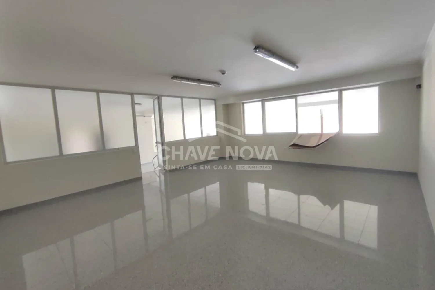 PRT/01466 Loja Comercial Porto ampla e luminosa Espaço Comercial Rotunda da Boavista Porto