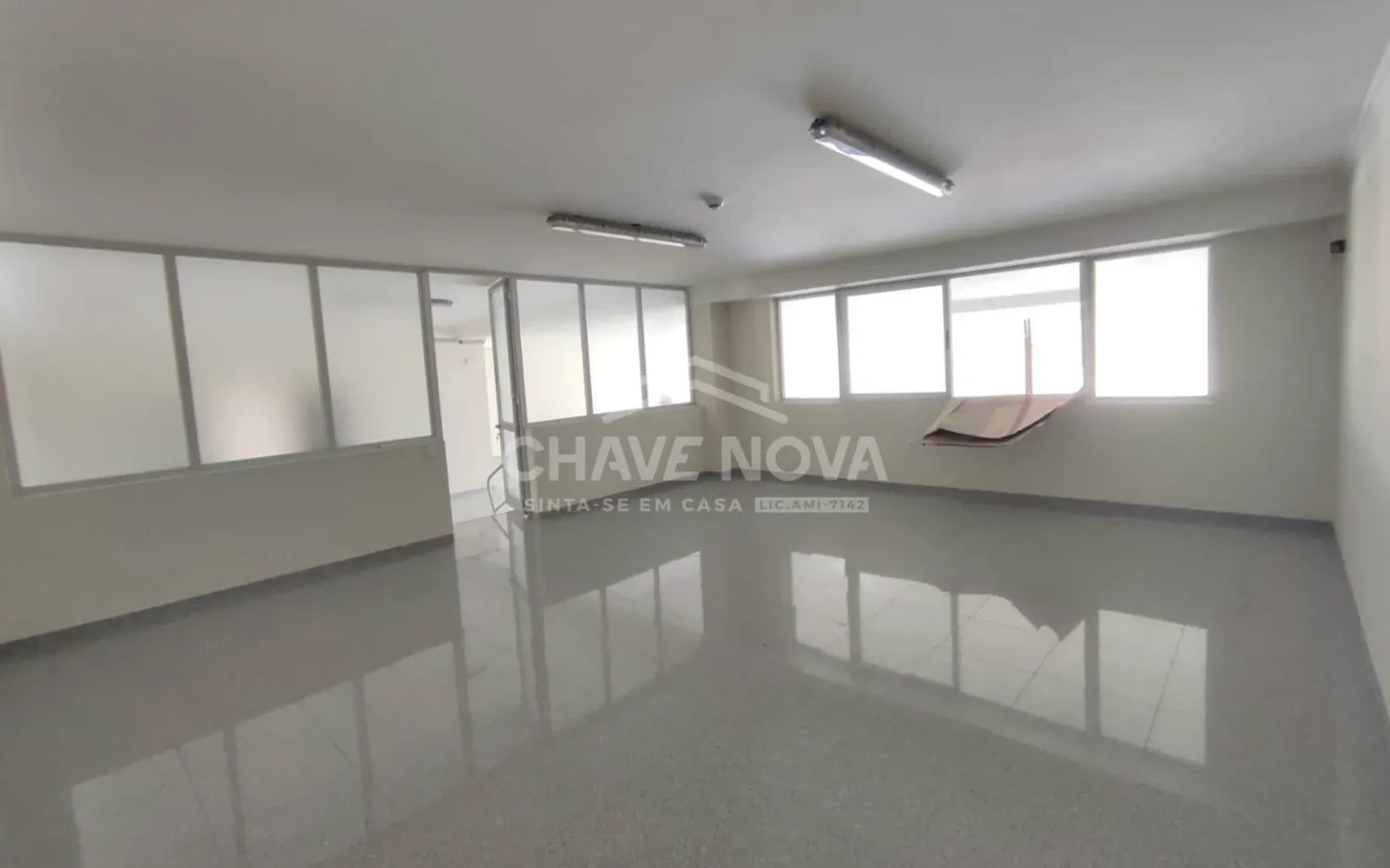 PRT/01466 Loja Comercial Porto ampla e luminosa Espaço Comercial Rotunda da Boavista Porto