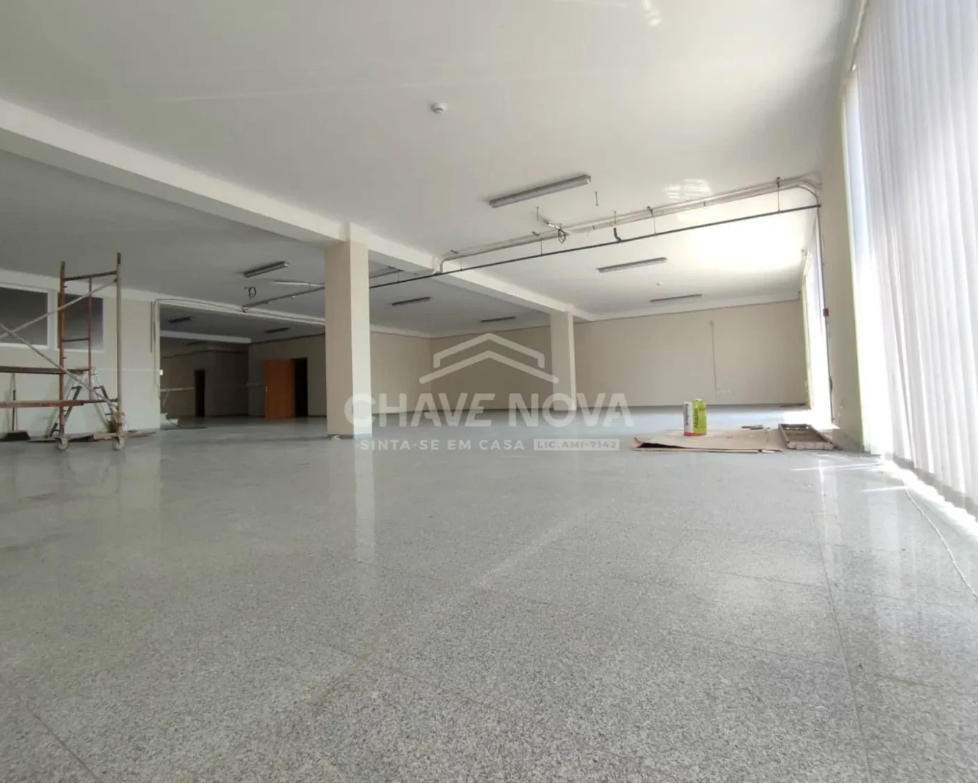 PRT/01466 Loja ampla e luminosa Espaço Comercial Rotunda da Boavista Porto