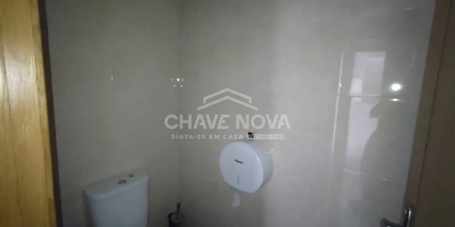 PRT/01466 Loja ampla e luminosa Espaço Comercial Rotunda da Boavista Porto