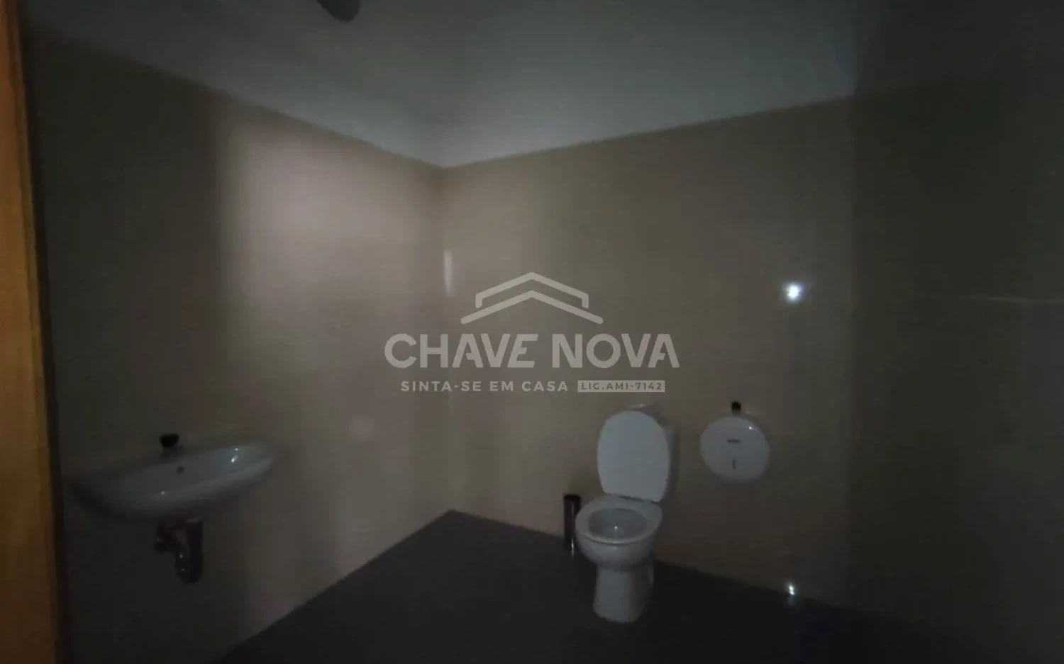 PRT/01466 Loja ampla e luminosa Espaço Comercial Rotunda da Boavista Porto