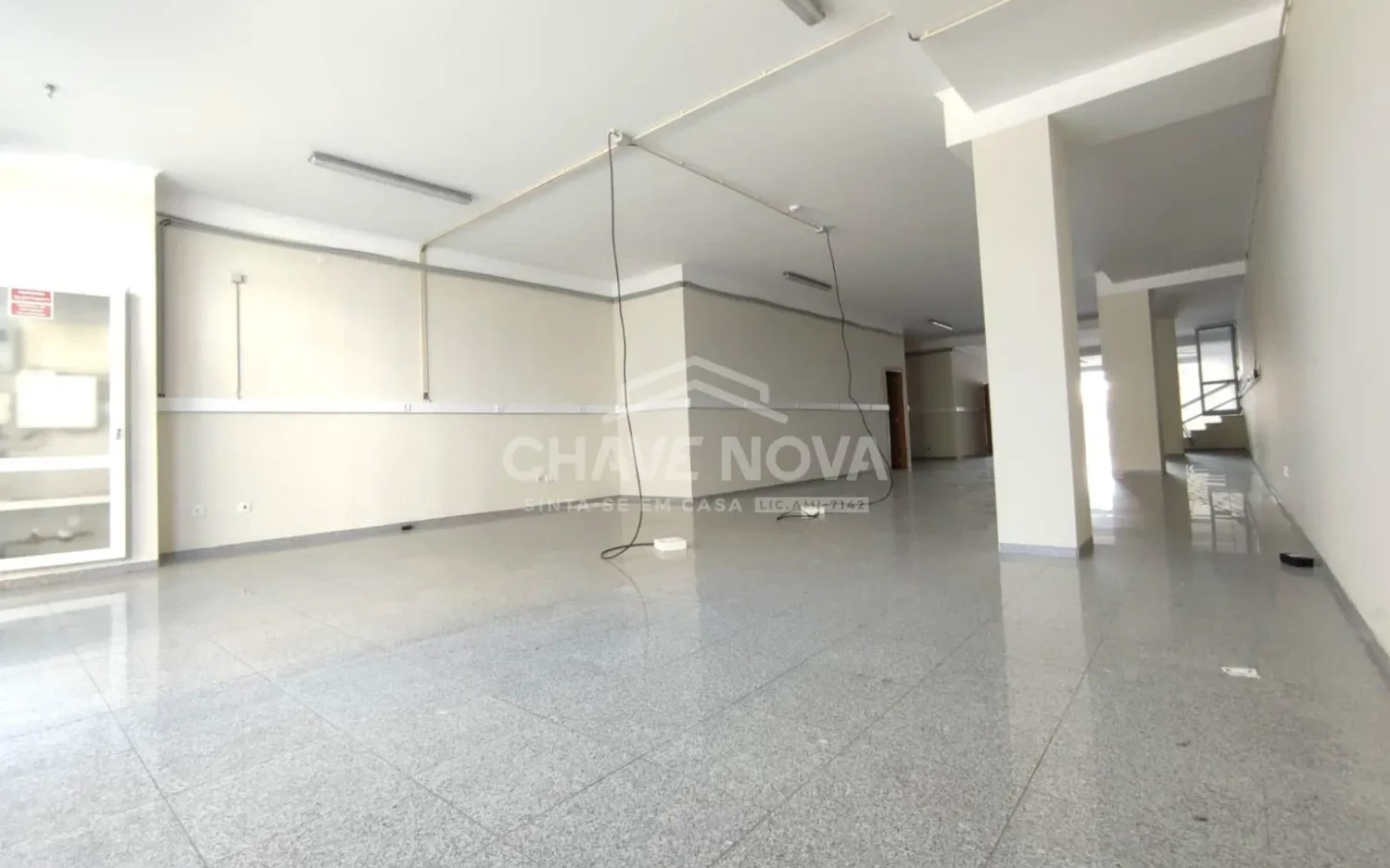 PRT/01466 Loja ampla e luminosa Espaço Comercial Rotunda da Boavista Porto