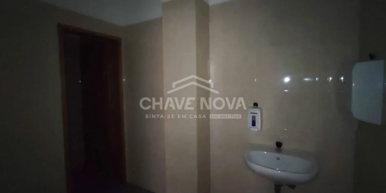 PRT/01466 Loja ampla e luminosa Espaço Comercial Rotunda da Boavista Porto