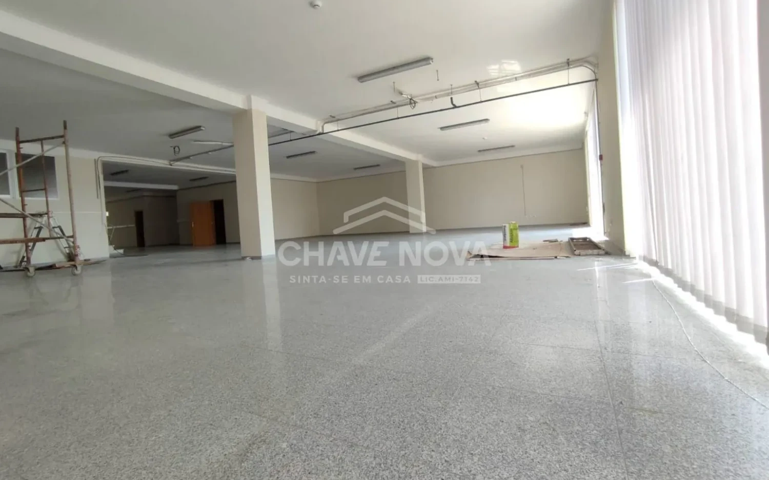 PRT/01466 Loja ampla e luminosa Espaço Comercial Rotunda da Boavista Porto