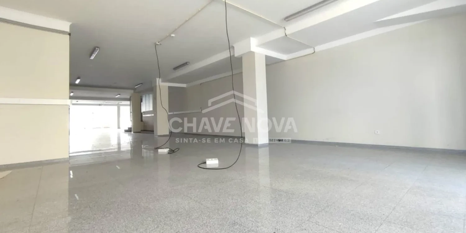 PRT/01466 Loja ampla e luminosa Espaço Comercial Rotunda da Boavista Porto