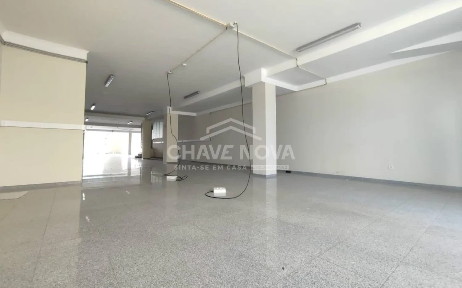 PRT/01466 Loja ampla e luminosa Espaço Comercial Rotunda da Boavista Porto