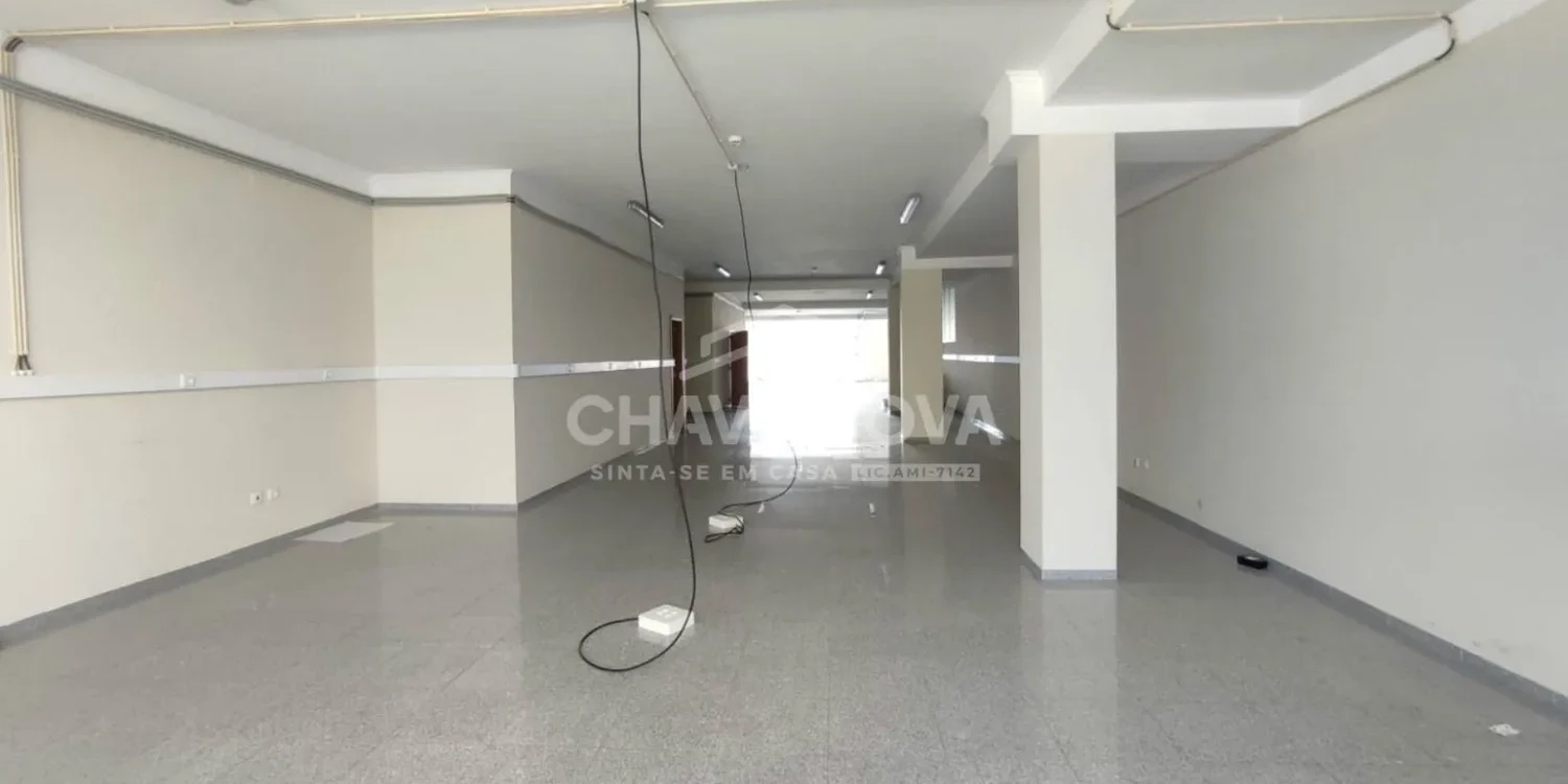 PRT/01466 Loja ampla e luminosa Espaço Comercial Rotunda da Boavista Porto
