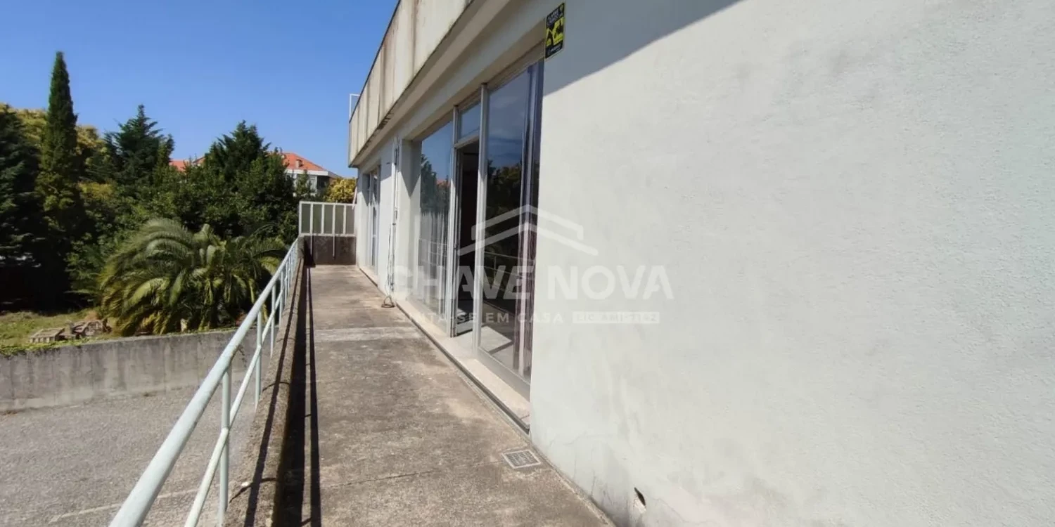 PRT/01466 Loja ampla e luminosa Espaço Comercial Rotunda da Boavista Porto