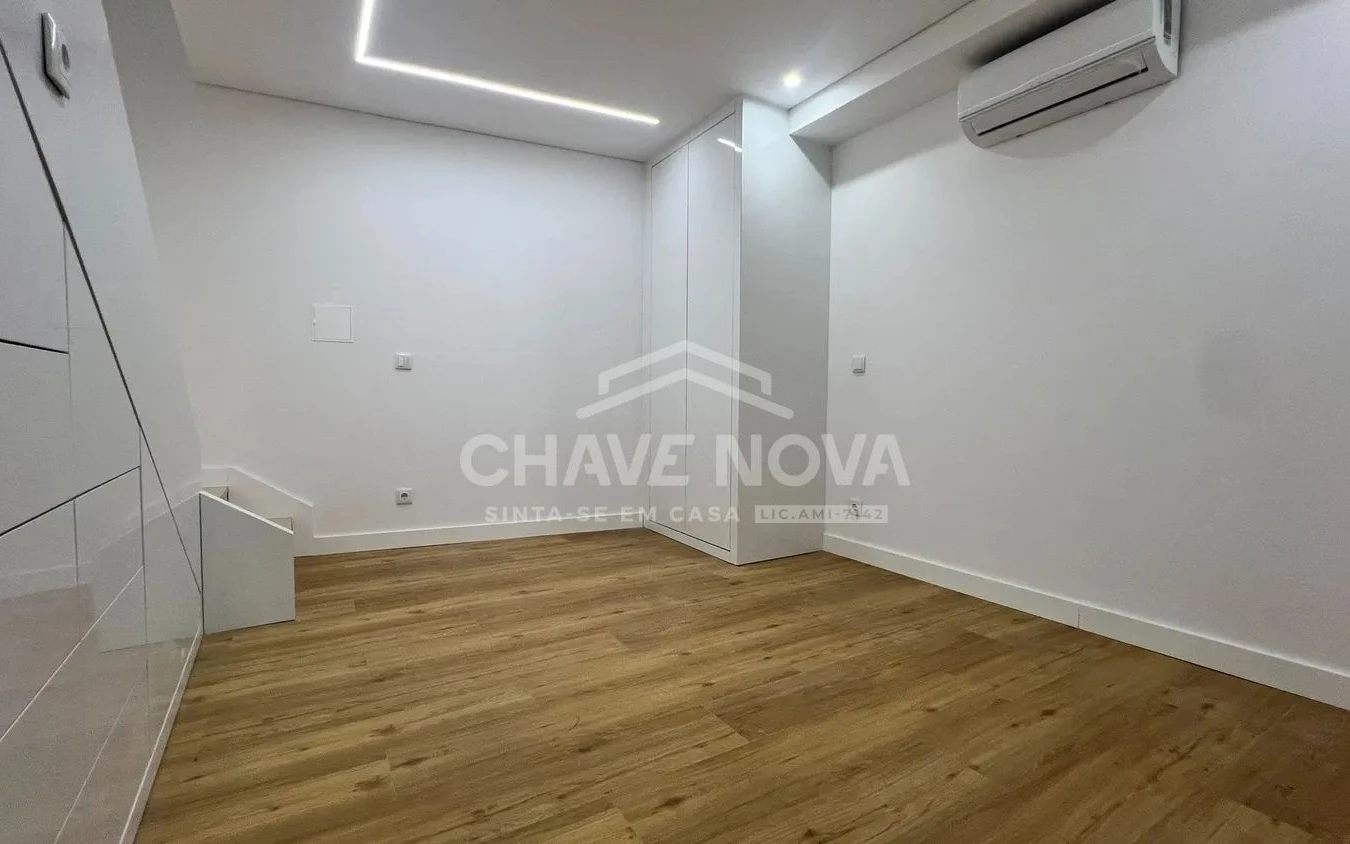 PRT/01616 Apartamento T0 Duplex Novo com Terraço Studios City On Rua Faria Guimarães Porto