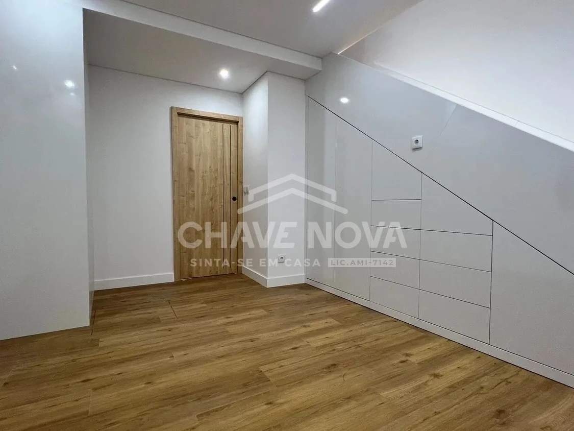 PRT/01616 Apartamento T0 Duplex Novo com Terraço Studios City On Rua Faria Guimarães Porto