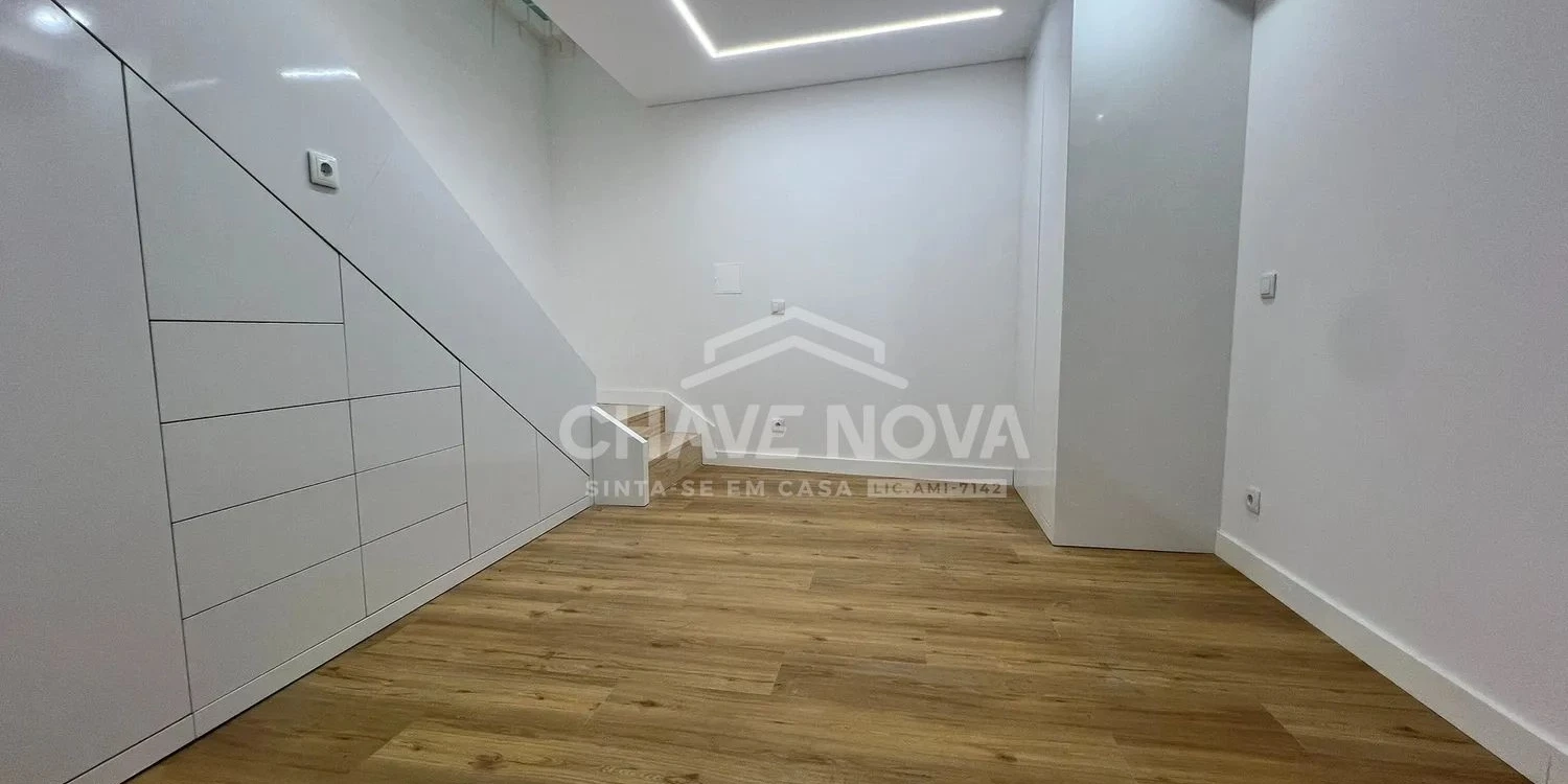PRT/01616 Apartamento T0 Duplex Novo com Terraço Studios City On Rua Faria Guimarães Porto