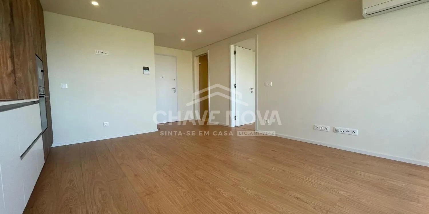 PRT/01631 Apartamento T1 Garagem Varanda Oliveira do Douro Porto