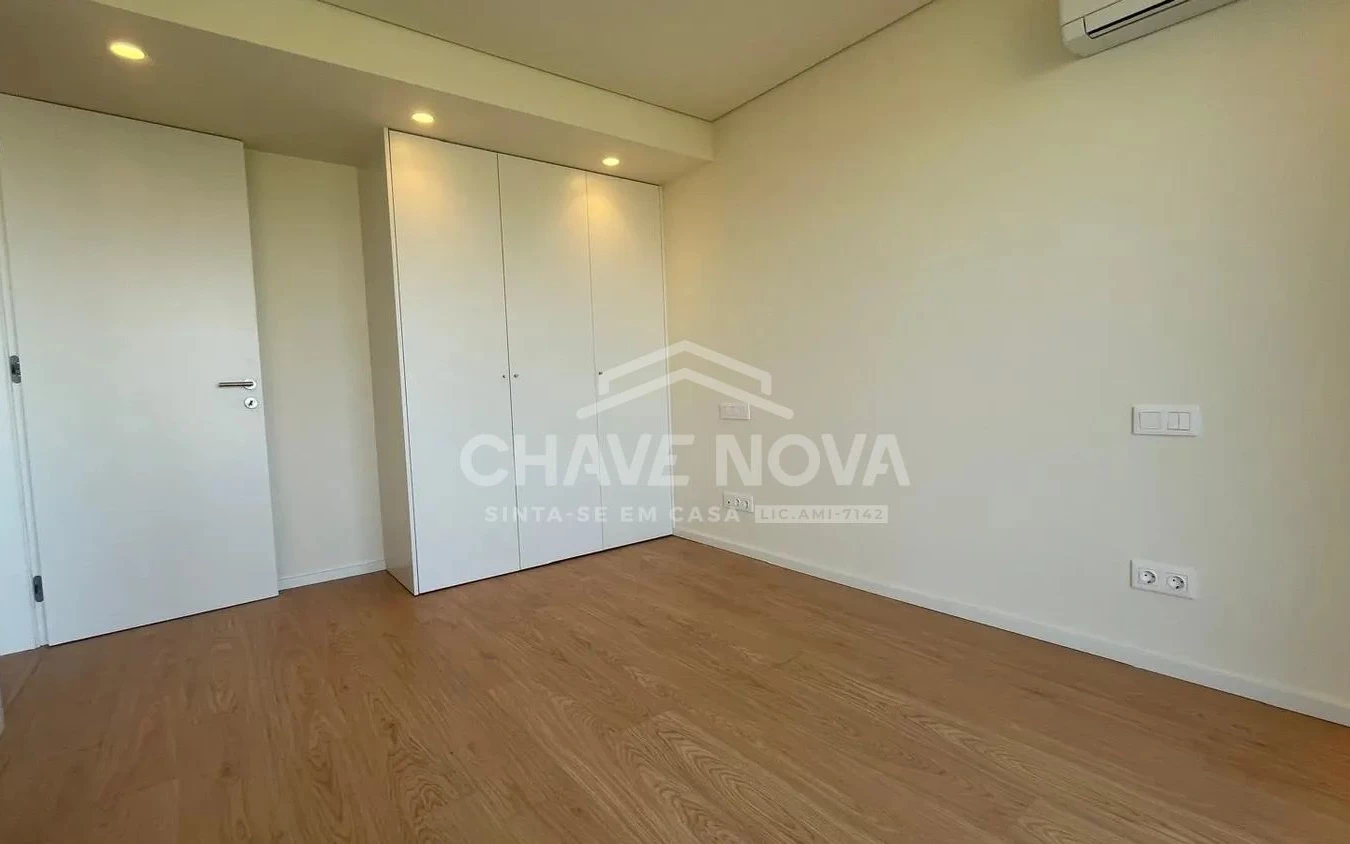 PRT/01631 Apartamento T1 Garagem Varanda Oliveira do Douro Porto