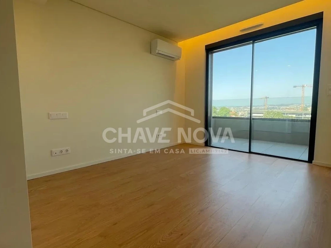 PRT/01631 Apartamento T1 Garagem Varanda Oliveira do Douro Porto